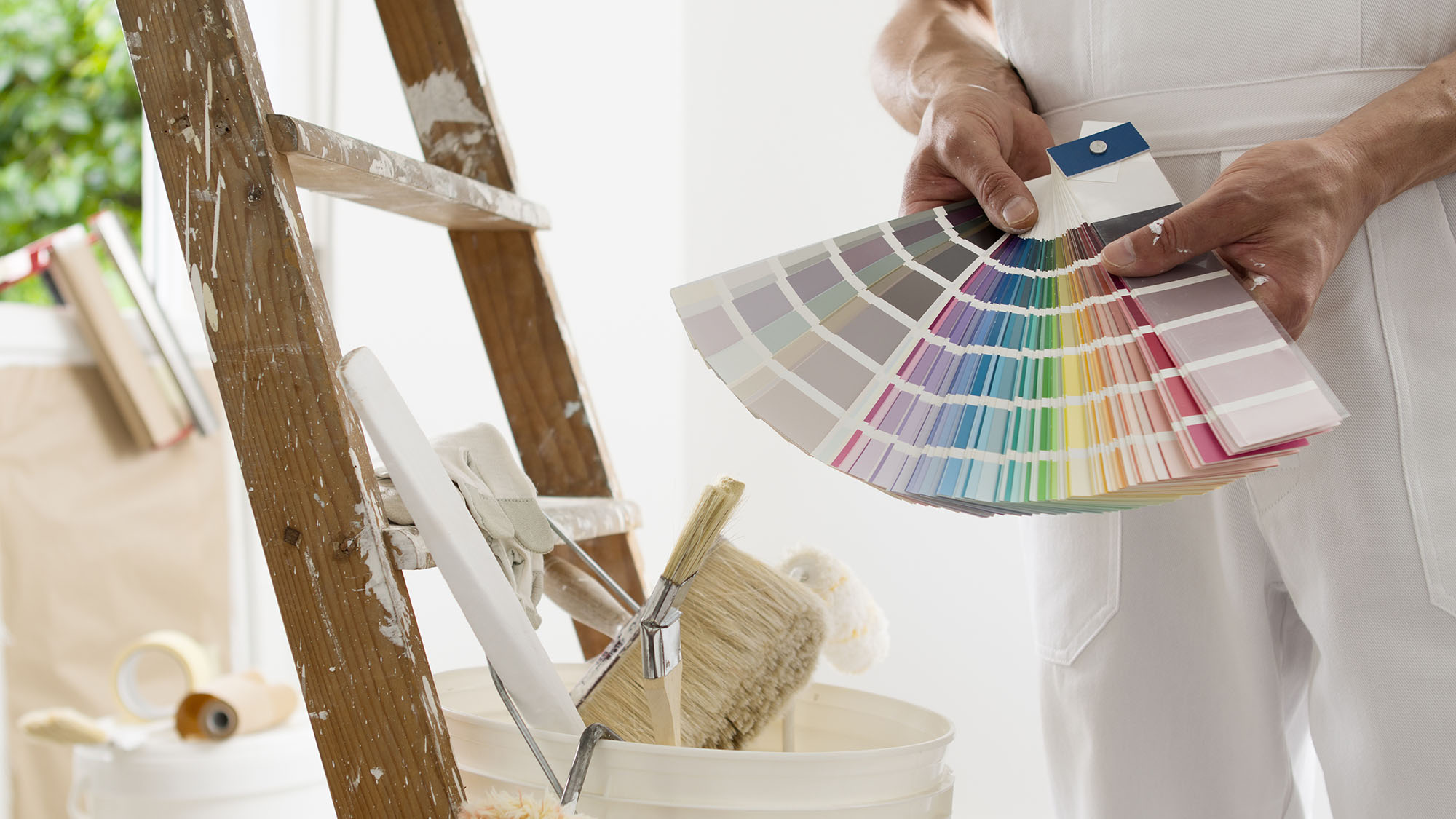 Malerpinsel, Farbeimer, Farbpalette und Leiter